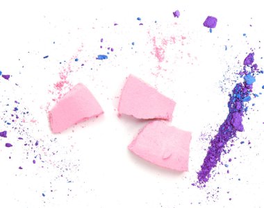 beyaz zemin üzerinde ezilmiş göz farı