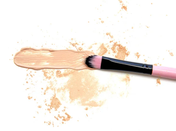 Göra upp foundation beige med smulad pulver make up på vit bakgrund — Stockfoto