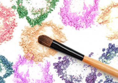 Pudra rengi oluşturan ve beyaz arka plan üzerinde fırça