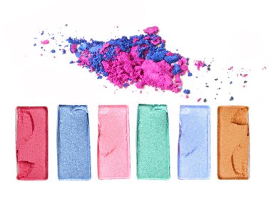 beyaz zemin üzerinde ezilmiş göz farı