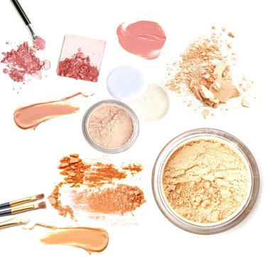 yüz pudrası ve beyaz arka plan üzerinde fırça