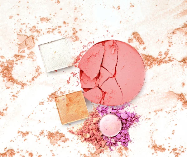 Beyaz bir arka plan rengine kozmetik