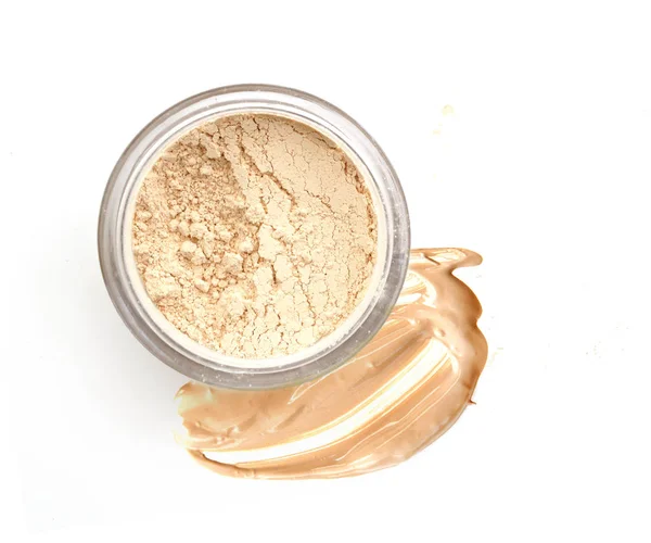 Kosmetiska make up beige och pulver isolera. — Stockfoto