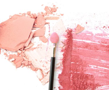 Ezilmiş kozmetik toz Beyaz arka plan üzerinde kapat