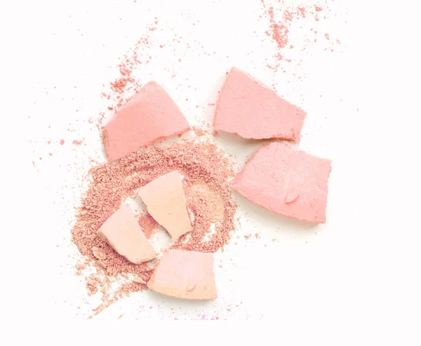 Polvere rosa cosmetica in polvere make up schiacciato su bianco . — Foto Stock