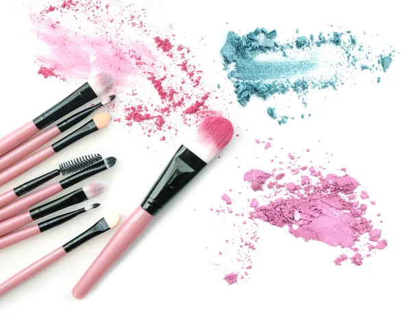 Cepillo de maquillaje con coloridas sombras de ojos de colores mixtos triturados —  Fotos de Stock