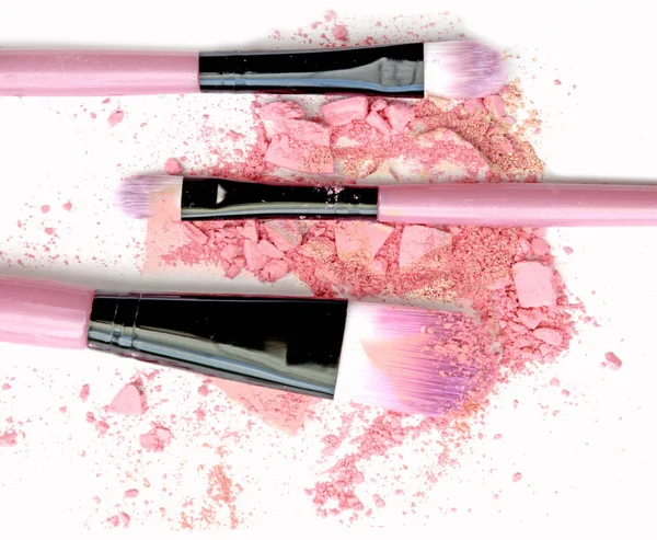 Rosa pulver kosmetiska pulver göra upp krossade på vit. — Stockfoto