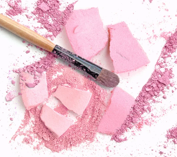 Polvo rosa polvo cosmético maquillaje cepillo triturado en blanco . —  Fotos de Stock