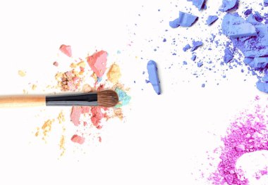 Beyaz üzerine kozmetik ezilmiş göz farı makyaj allık