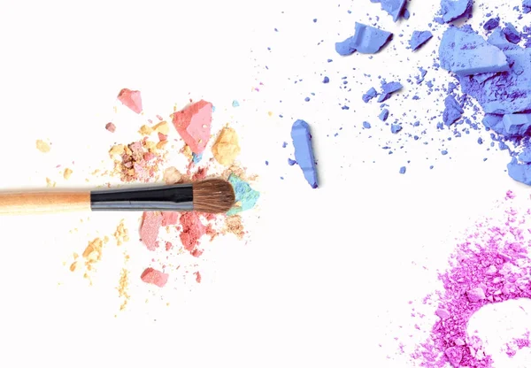 Beyaz üzerine kozmetik ezilmiş göz farı makyaj allık