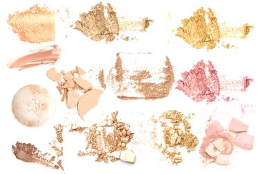 yüz pudrası ve beyaz arka plan üzerinde fırça