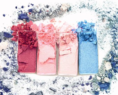 Beyaz arka plan üzerinde ezilmiş makyaj. Palet göz gölgeler.