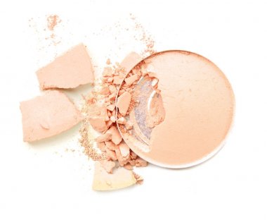 Kozmetik toz makyaj üzerine beyaz ezilmiş toz pembe.