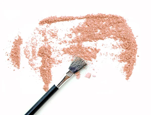 Polvere rosa cosmetica e arrossire su bianco — Foto Stock