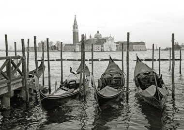 Siyah beyaz Saint Mark arka plan - Venedik, Venezia, İtalya, Avrupa'nın San Giorgio di Maggiore Kilisesi ile kare tarafından demirlemiş gondol