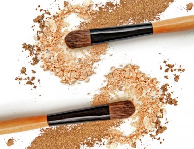 Yakın kadar allık ve ezilmiş toz oluşturan