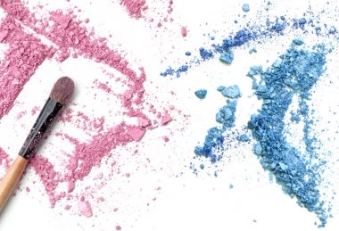 Pembe ve mavi ezilmiş makyaj toz ve allık.