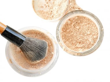 beyaz zemin üzerinde yüz pudrası