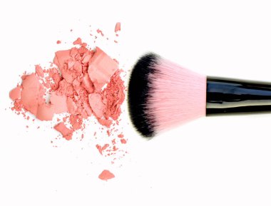 Pembe toz ezilmiş fırça izole kadar yapmak.