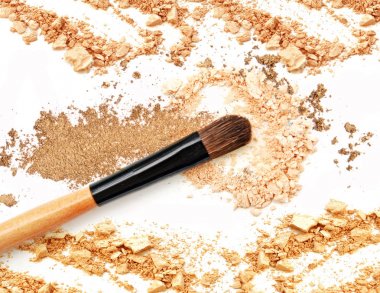 Fırça ve beyaz arka plan üzerinde izole göz farı