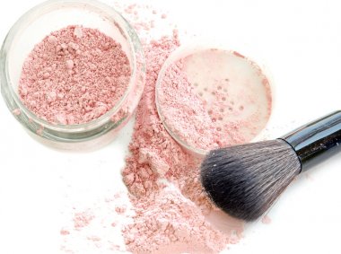 beyaz zemin üzerinde yüz pudrası