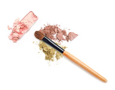 Beyaz izole ezilmiş göz farı makyaj.