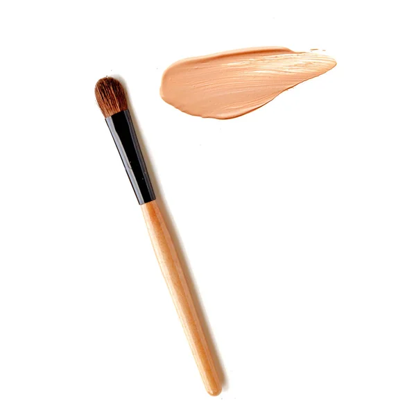 Maquillaje Cepillo Con Base Beige Aislado Cosmético — Foto de Stock