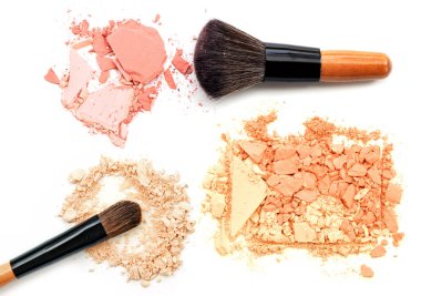 Toz fırçası kozmetik kümesiyle makyaj.