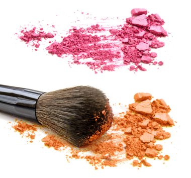 Pembe ve turuncu ezilmiş toz ve allık beyaz arka plan üzerinde izole