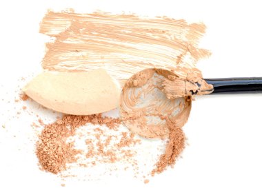 Kozmetik toz ve allık ile kutusunda bej Vakfı.