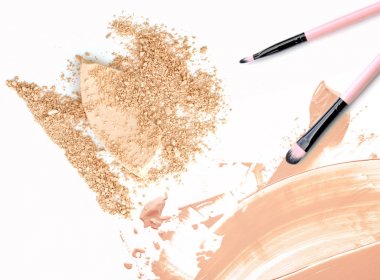 Toz beyaz izole sıvı temel üzerine makyaj