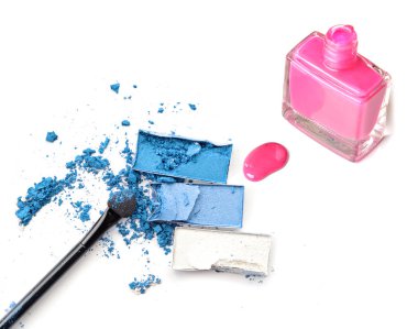 Ezilmiş mavi göz farı makyaj fırça ile tırnak parlatma şişe