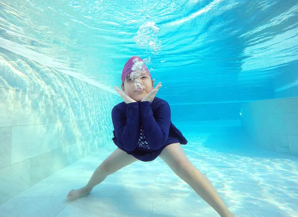 Felice Bambina Che Gioca Sott Acqua Piscina — Foto Stock