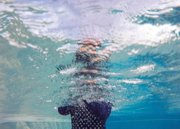 Foto Astratta Ragazza Che Nuota Sotto Piscina Concetto Estivo — Foto Stock