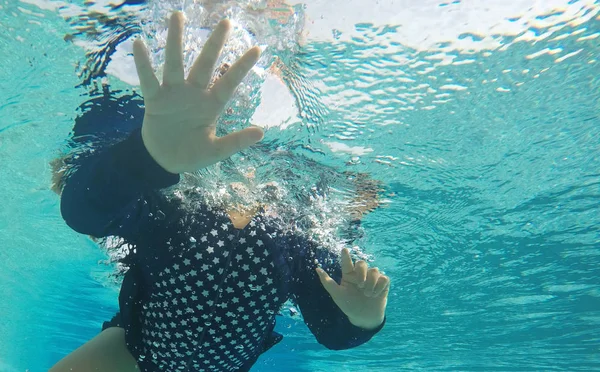 Felice Bambina Che Gioca Sott Acqua Piscina — Foto Stock