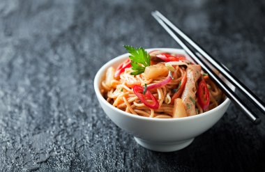 Sebze, tavuk ve ananas tatlı ve ekşi soslu erişte