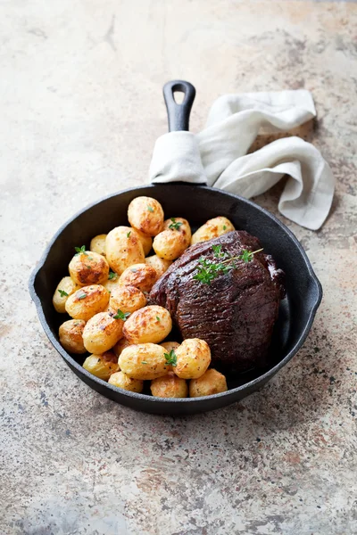 Arrosto di manzo e patate al forno in padella di ghisa — Foto Stock