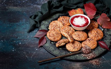 Gözleme Zaatar mülteci ve sumak ile yoğurt ile