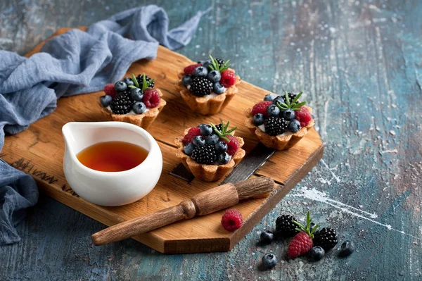Walnut tartlets with custard and berries — Stock Photo, Image