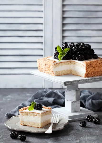 Bolo de farinha de coco com creme e amoras — Fotografia de Stock