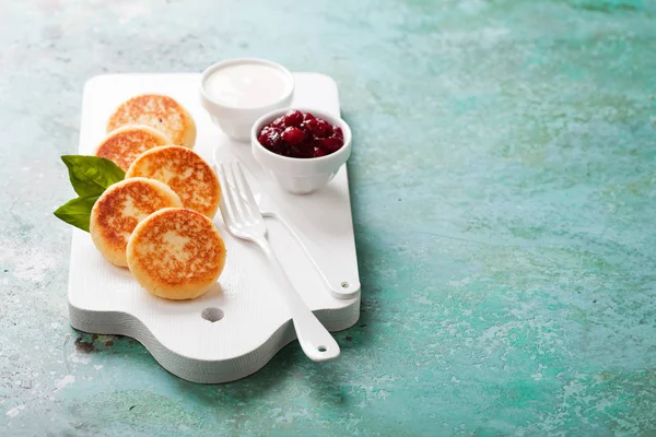 Cottage cheese pancakes Russian syrniki with cranberry jam and yogurt — Stock Photo, Image