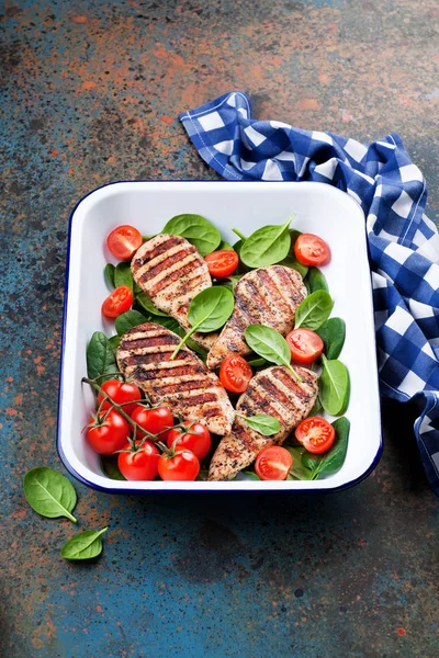 Filetto di pollo alla griglia con pomodori e spinaci — Foto Stock