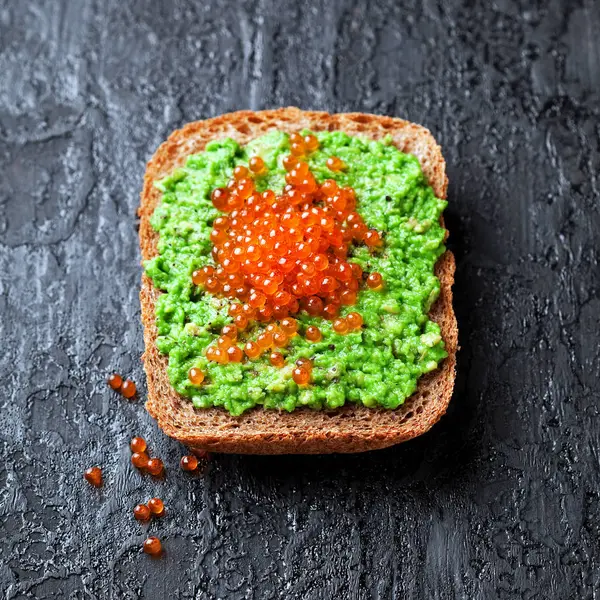 Sanduíche de abacate e caviar vermelho — Fotografia de Stock