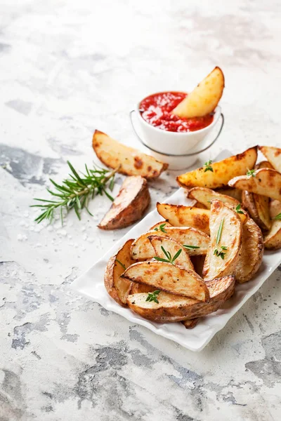 Roasted potato wedges with rosemary and tomato sauce — Stock Photo, Image