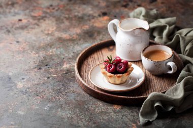 Tartlets çikolata ganache ve ahududu