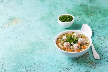 Çorba köfte, pastırma ve sebze ile