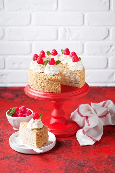 Napoleonkuchen mit Pudding, dekoriert mit Himbeeren — Stockfoto