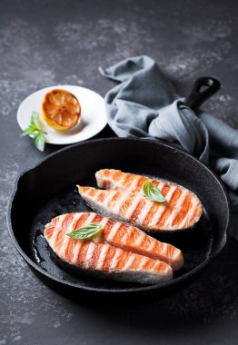 Dökme demir tavada Somon ızgara biftek