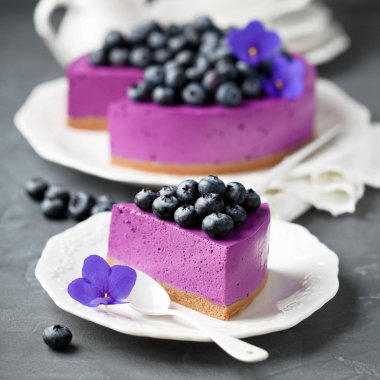 Yaban mersinli cheesecake taze yaban mersini ile