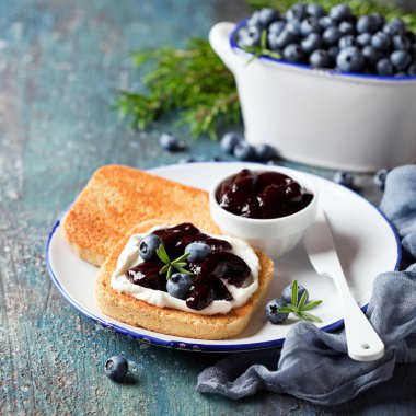 Krem peynir ve yaban mersini reçeli tost